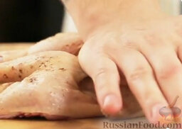 Цыпленок в кленово-бальзамической глазури: Разворачиваем и распластываем тушку.