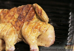 Цыпленок в кленово-бальзамической глазури: Переворачиваем и так же обжариваем цыпленка с другой стороны.