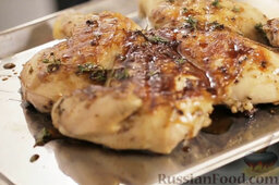 Цыпленок в кленово-бальзамической глазури: Перекладываем цыпленка на противень, кожей вверх. Поливаем маринадом, распределяя его по всей поверхности цыпленка.