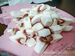 Слоёный салат с грибами "Красная Шапочка": Режем грибы кубиками.