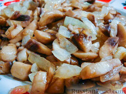 Слоёный салат с грибами "Красная Шапочка": Обжариваем грибы с луком.