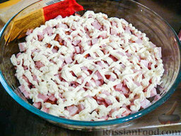 Слоёный салат с грибами "Красная Шапочка": Все слои промазываются майонезом.