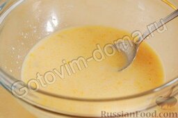 Маффины с сыром и ветчиной: Приготовить тесто:  Сливочное масло растопить и перелить в большую миску.  Добавить молоко, яйца и перемешать.