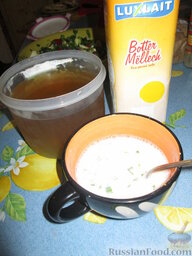 Холодный суп с черемшой: Для заправки я использовала кисломолочный напиток, похожий на кефир. Можете использовать любой, по вашему вкусу. А также овощной бульон. Для приготовления бульона подойдут любые овощи по вашему вкусу. У меня морковь, лук-порей, сельдерей, цуккини и фенхель (внешние жесткие слои). Так что, смешиваем кефир и охлажденный овощной бульон в равных частях.