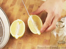 Дорада, запеченная с тимьяном: Лимон разрезать продольно пополам, затем половинку лимона разрезать вдоль еще на две части.