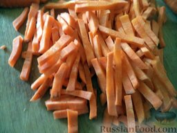 Плов из куриного филе: Морковь почистить, помыть и нарезать тонкой соломкой.