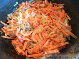 Плов из куриного филе: Затем в казанок добавить морковь. Обжаривать все вместе 2-3 минуты, все время помешивая.