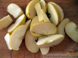 Компот из клубники с лимоном и яблоками: Яблоки помыть, нарезать на дольки (очищать и вырезать сердцевину не нужно).