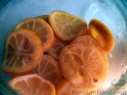 Компот из клубники с лимоном и яблоками: Лимон помыть, нарезать тонкими кольцами.