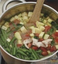 Суп с фасолью и курицей: 3. В кастрюлю с филе выложить цуккини, фасоль, помидоры, и залить все бульоном. Накрыть кастрюлю крышкой и варить суп на медленном огне 10-12 минут. Ввести в суп базилик, посолить и поперчить по вкусу.    4. Подавать суп в порционных тарелках с пармезаном.