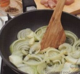 Салат из пасты и куриного филе: 3. В большой сковороде на среднем огне разогреть оливковое масло. Высыпать в сковороду лук и чеснок, перемешать.