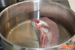 Зеленый борщ: Наливаем в кастрюлю 3 литра холодной воды, опускаем мясо, доводим до кипения, удаляем накипь. Варим бульон примерно 1,5 часа. Вынимаем из бульона готовое мясо, остужаем.
