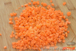 Зеленый борщ: Морковь очищаем и нарезаем мелким кубиком.