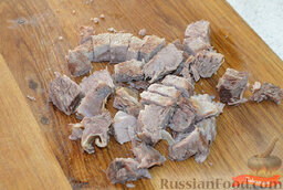 Зеленый борщ: Вареное мясо отделяем от костей и нарезаем кусочками.