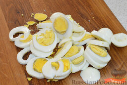 Зеленый борщ: Яйца заранее отвариваем вкрутую (10 минут), нарезаем кружочками.