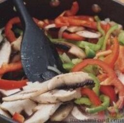 Овощная закуска в лаваше: 1. В большой сковороде на среднем огне разогреть оливковое масло, высыпать грибы, лук, весь болгарский перец и чеснок, жарить, помешивая, около 8-10 минут, до мягкого состояния овощей.