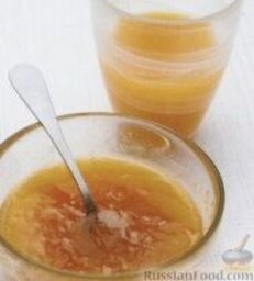 Десерт из нектарина и гранолы (мюсли): 2. В небольшой миске соединить персиковый джем и сок, хорошо размешать.