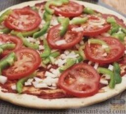 Быстрая овощная пицца: 2. Корж смазать томатной пастой, не касаясь бортиков. Посыпать корж тимьяном и резаным луком. Сверху выложить болгарский перец, помидоры и оливки.