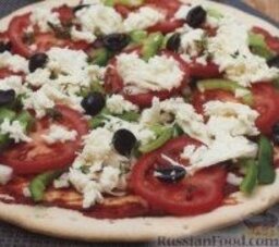 Быстрая овощная пицца: 3. Посыпать пиццу сыром, солью, перцем и сбрызнуть оливковым маслом.    4. Поместить противень в разогретую духовку и выпекать пиццу 12-15 минут, до расплавления сыра. Порезать готовую пиццу на порционные кусочки и подавать сразу же.