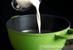 Тарталетки с шоколадом: Для приготовления крема сливки наливаем в кастрюлю с толстым дном.