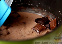 Тарталетки с шоколадом: Нагревая сливки на малом огне, добавляем кусочки шоколада. Перемешиваем, растапливаем шоколад.