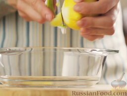 Панна Котта с ягодным соусом: Снимаем цедру с лимона.