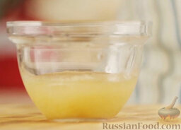 Панна Котта с ягодным соусом: Заливаем желатин 5-ю столовыми ложками воды.