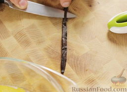 Панна Котта с ягодным соусом: Стручок ванили разрезаем продольно на две части и с помощью ножа выскребаем семена.