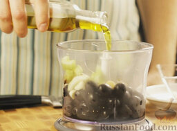 Тапенада из черных оливок: Добавить оливковое масло, сахар.