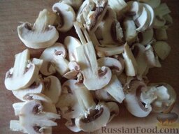 Макароны с курицей под сливочным соусом с грибами: Грибы помыть, нарезать  тонкими пластинками.