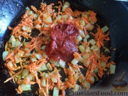 Рыбные тефтели (из фарша): В сковороду выложить лук и морковь. Тушить на среднем огне, помешивая, 2-3 минуты. Добавить томат-пасту. Перемешать.