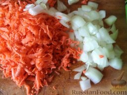 Рыбные тефтели (из фарша): Почистить и помыть морковь и вторую луковицу. Лук нарезать мелко, морковь натереть на крупной терке.