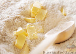 Имбирное печенье: Масло мелко нарезать и добавить в мучную смесь. Руками перетереть масло с мукой в крошку.