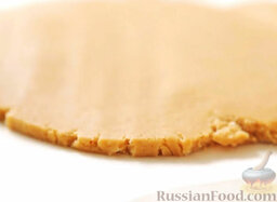 Имбирное печенье: Тесто положить между двумя листами пергамента. Раскатать тесто в пласт толщиной 0,5-0,8 см.
