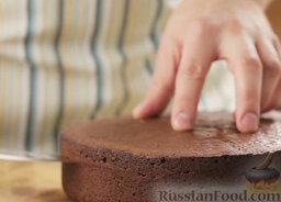 Шоколадный торт с кремом маскарпоне и свежими ягодами: Готовый бисквит разрезать на три коржа.