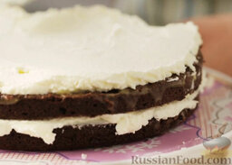 Шоколадный торт с кремом маскарпоне и свежими ягодами: Готовый крем равномерно нанести на каждый корж.
