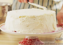 Шоколадный торт с кремом маскарпоне и свежими ягодами: Обмазать кремом бока и верх торта. Поставить торт в холодильник на 3-4 часа.