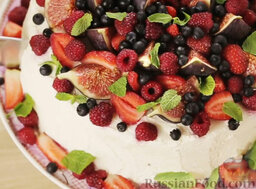 Шоколадный торт с кремом маскарпоне и свежими ягодами: После этого украсить торт ягодами и листиками мяты.