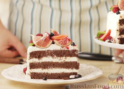 Шоколадный торт с кремом маскарпоне и свежими ягодами: Приятного аппетита!