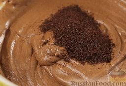 Шоколадный торт с кремом маскарпоне и свежими ягодами: Всыпать миндальную муку с какао.