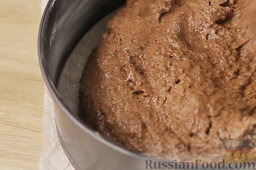 Шоколадный торт с кремом маскарпоне и свежими ягодами: Выложить тесто в форму. Разровнять поверхность.