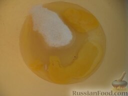 Творожная запеканка "Как в детском саду": В другую миску вбить яйца. Добавить сахар, ванильный сахар и соль.