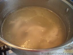Нежный куриный суп с плавленым  сыром и овощами: Куриное филе вымыть, залить в кастрюле холодной водой. Довести до кипения, снимая пену шумовкой. Огонь убавить до минимального. Посолить. Варить курицу под крышкой до готовности, около 40 минут.