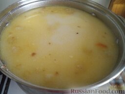 Нежный куриный суп с плавленым  сыром и овощами: Выложить в суп мясо, сыр и цветную капусту. Довести до кипения, варить 5-7 минут на минимальном огне. Суп снять с огня.