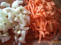 Нежный куриный суп с плавленым  сыром и овощами: Почистить, помыть и нарезать лук и морковь.
