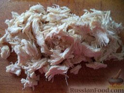 Салат куриный "Очарование" с черносливом: Отварное куриное филе порвать на кусочки.