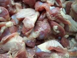 Куриные желудочки в подливке: Куриные желудочки очистить от жира и желудочной пленки. Можно разрезать на 2-3 части.