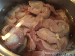 Куриные желудочки в подливке: Желудочки хорошо промыть. Выложить в кастрюлю, залить холодной водой. Довести до кипения. Варить на небольшом огне 70-90 минут. Чем мягче они будут, тем вкуснее.