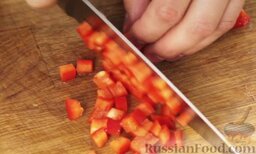 Фасоль по-андалузски: Болгарский перец чистим и нарезаем мелкими кубиками.