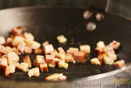 Фасоль по-андалузски: На сковороде разогреваем оливковое масло. Обжариваем бекон, помешивая.